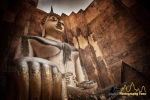 The impressive seated Buddha of Wat Si Chum temple