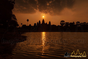 angkor wat temple sunrise central toer aligned reflection