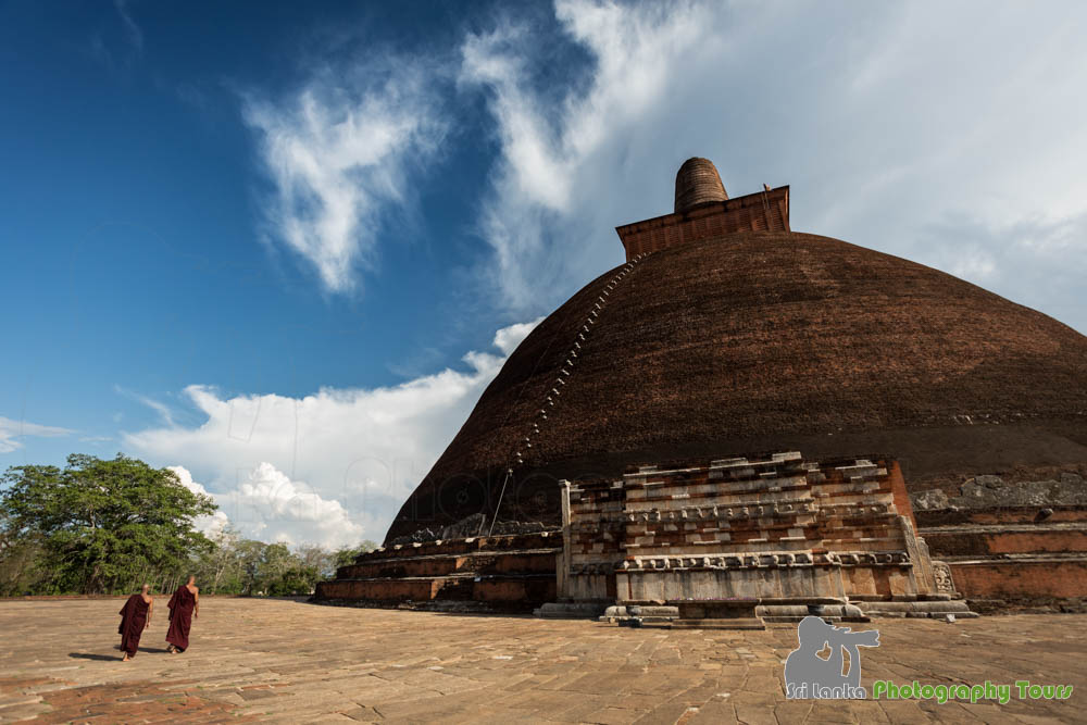 Jetavanaramaya dagoba anuradhapura.