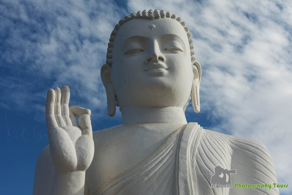 Buddha blanc geant Mihintale