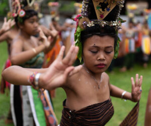 balinese dancer performing rejang dance