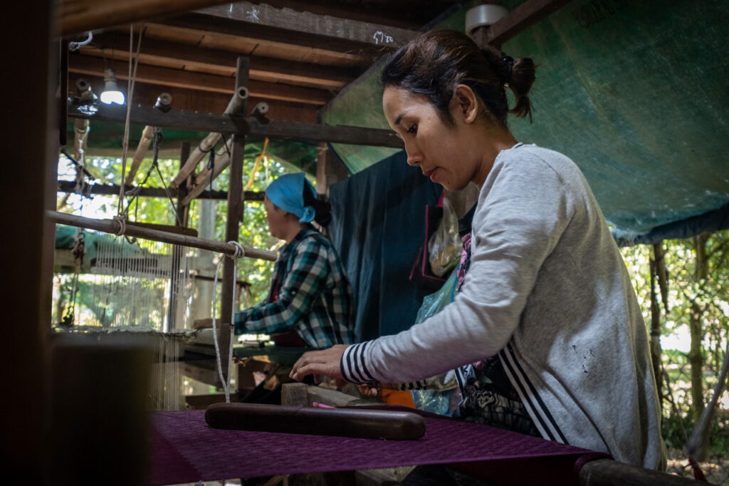 koh dach silk weaving