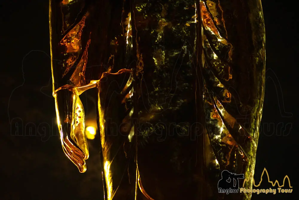 Bouddha doré debout et pleine lune